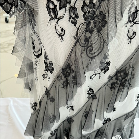BCBG MaxAzria  Scalloped Lace Maxi Gown Size 0 Black& White NWT - Picture 11 of 13